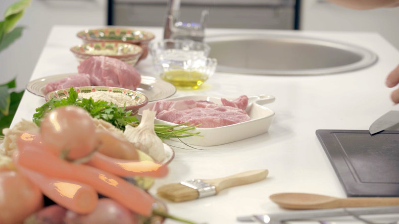 Ceafă de porc la cuptor, în crustă, cu garnitură de cartofi și ciuperci - video cover
