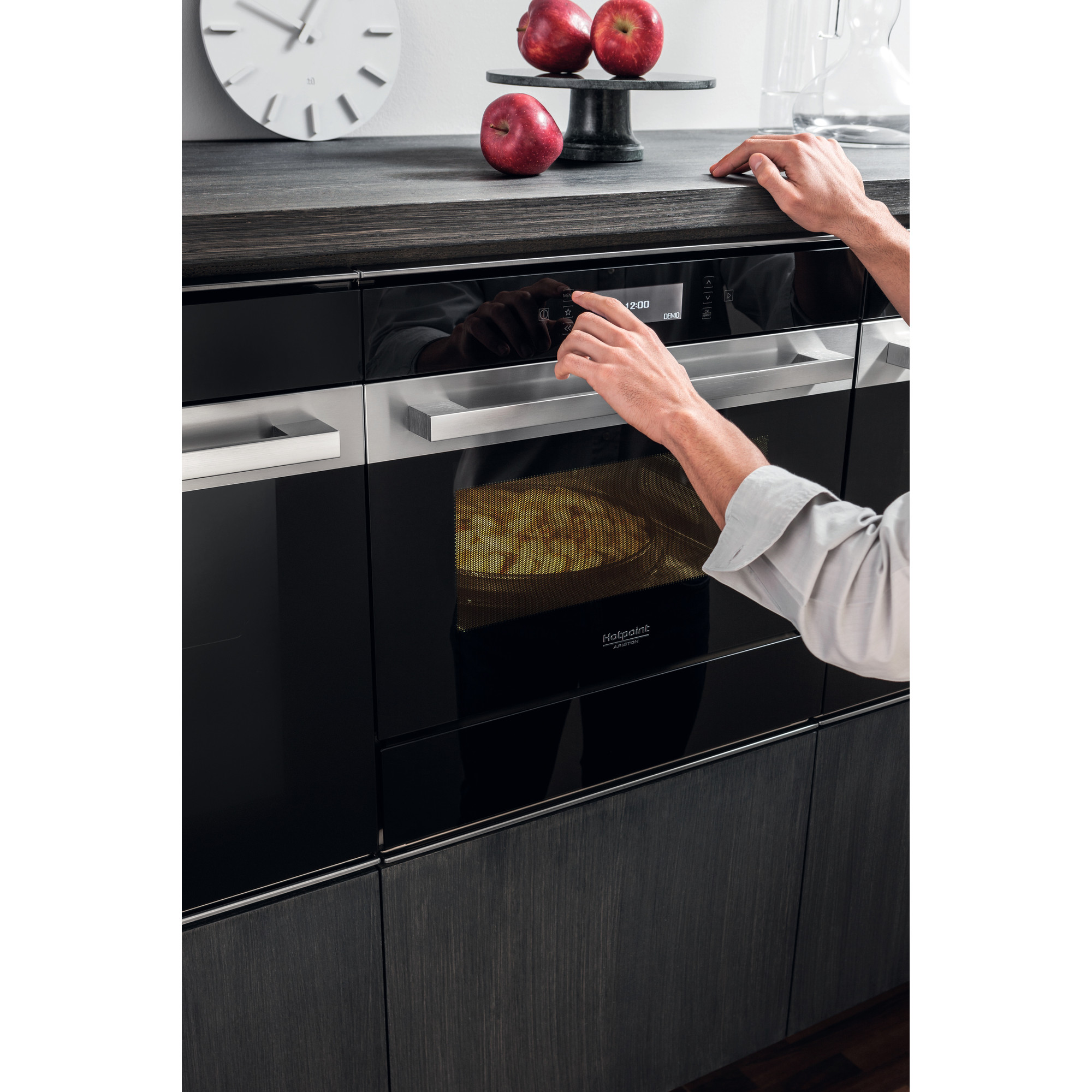 Микроволновая печь Hotpoint MP 996 IX ha