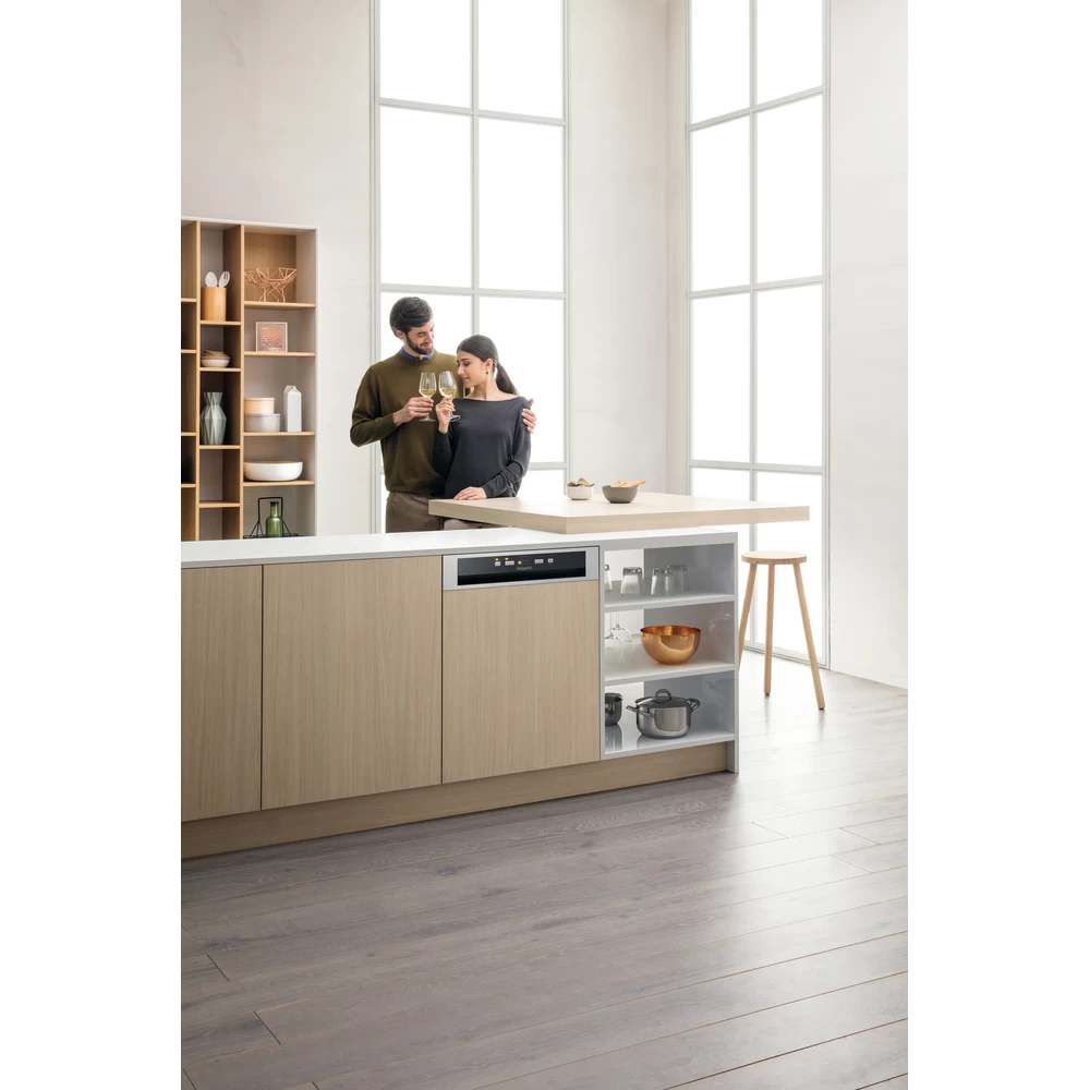 Hotpoint Dishwasher Built-in HBC 2B19 X UK Half-integrated F Lifestyle people