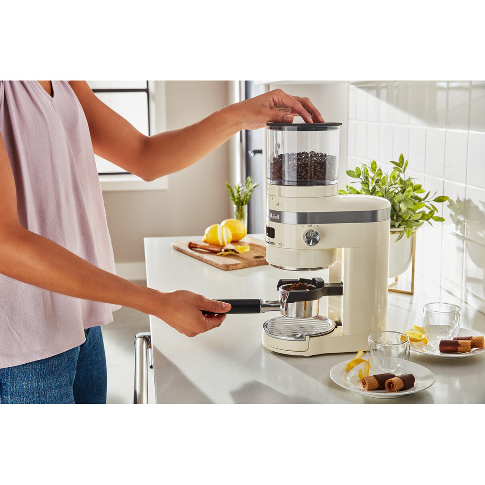 Kitchenaid Coffee grinder 5KCG8433EAC Crème Lifestyle 3