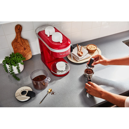Kitchenaid Coffee machine 5KES6503BCA Candy Apple Lifestyle 3