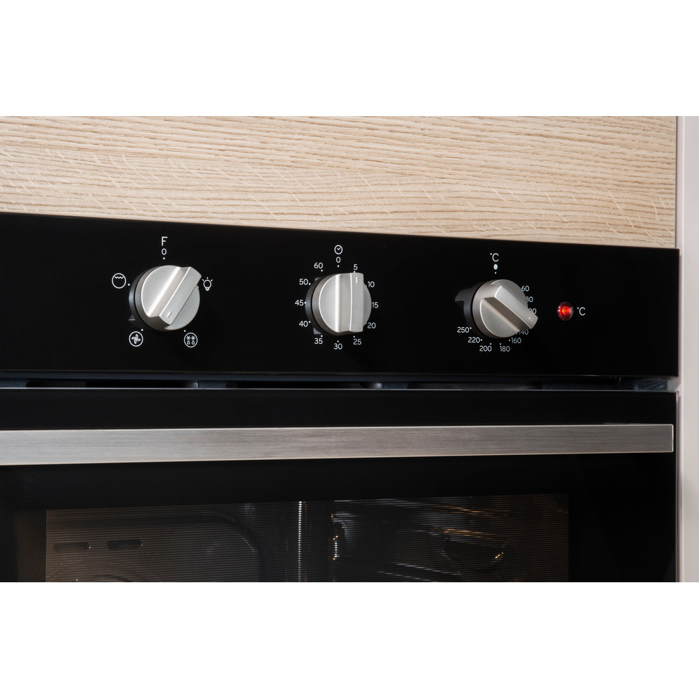 colore nero: Forno a gas da incasso Indesit - IGW 620 BL