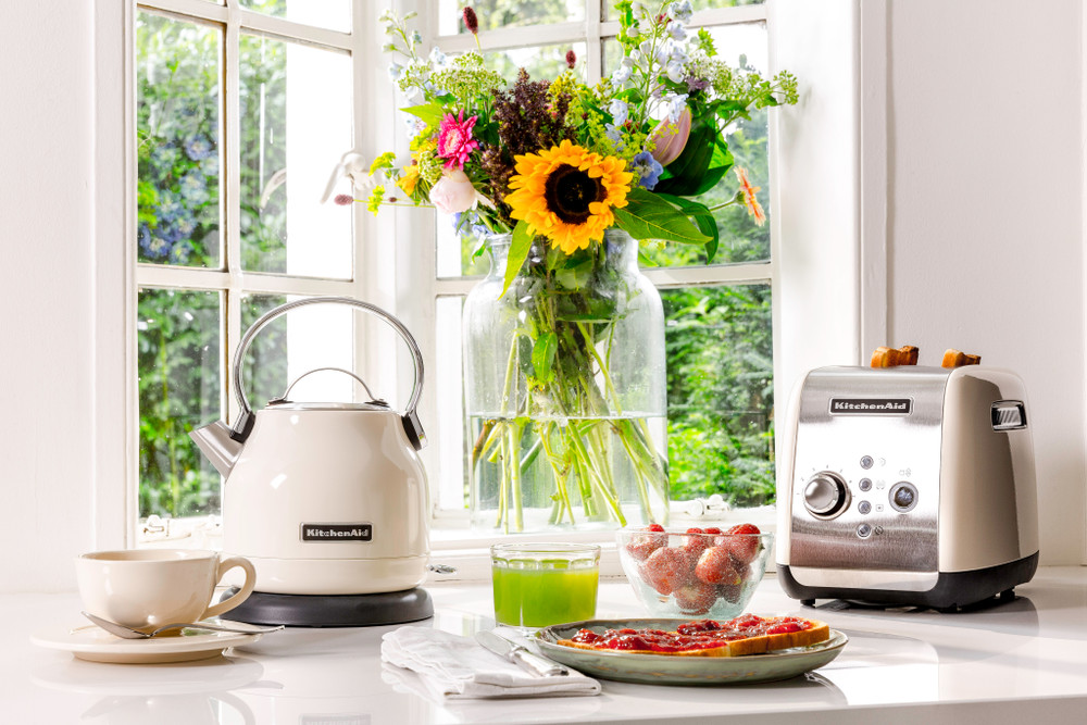 KETTLE 1.25L Almond Cream KitchenAid UK