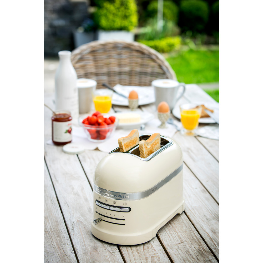 Kitchenaid Toaster Free-standing 5KMT2204BAC Almond Cream Lifestyle