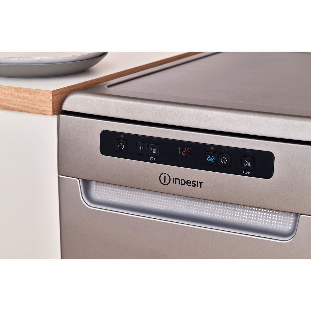 Zmywarka Indesit: wąska, kolor srebrny - DSFO 3T224 C S